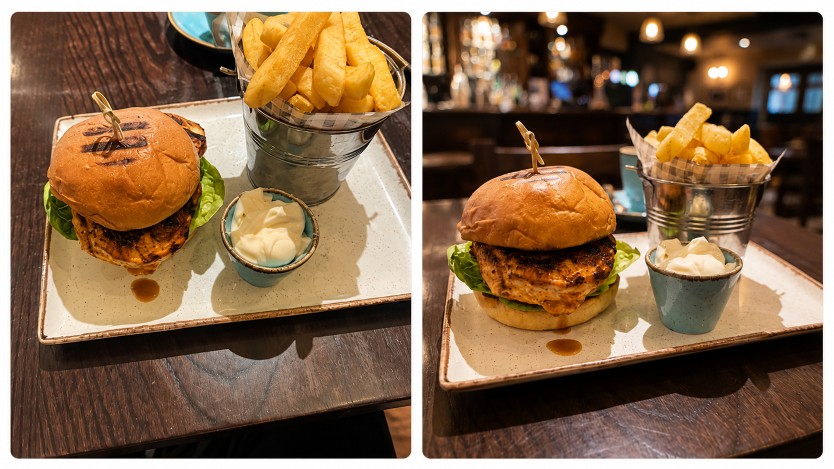 Dos fotos de una hamburguesa con patatas tomadas con un móvil en un restaurante.
