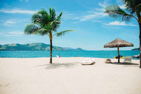 Remove objects from tropical beach paradise photo after