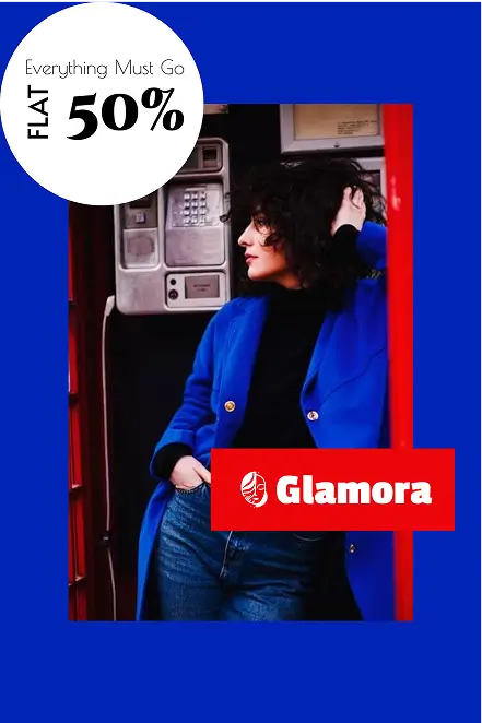 Póster de rebajas de moda con mujer en abrigo azul y etiqueta de descuento del 50%