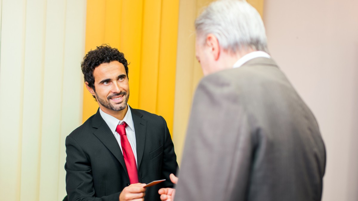 2 persons exchanging business card